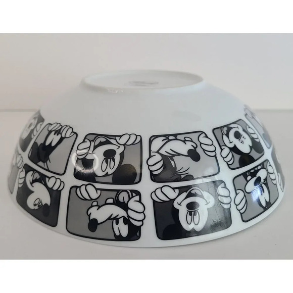 Black And White Disney Mickey Mouse and Goofy Grid 9.5"‎ Serving Bowl - Picture 4 of 6